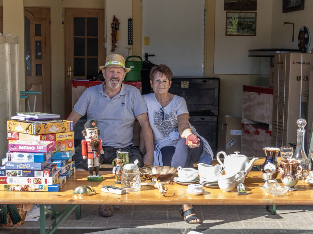 Einmal jährlich ist der Flohmarkt in Maustrenk. Eine Initiative der FFW Maustrenk. Erwin Löffler, Franz Kranz, Karl Aumann, alles Flohmarkt. Weinviertel.