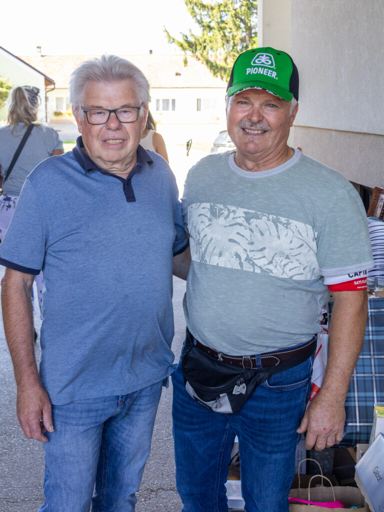 Einmal jährlich ist der Flohmarkt in Maustrenk. Eine Initiative der FFW Maustrenk. Erwin Löffler, Franz Kranz, Karl Aumann, alles Flohmarkt. Weinviertel.