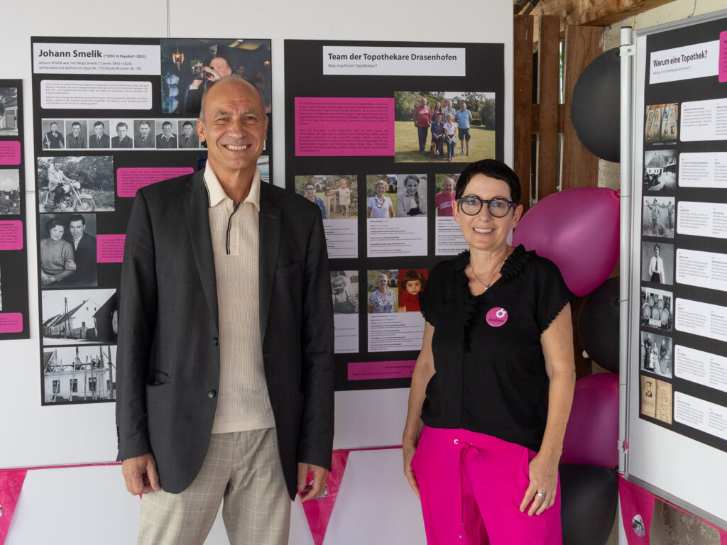 Die Topothek Drasenhofen ist eröffnet. Andrea Calvin ist Teamleiterin der Topothekare.