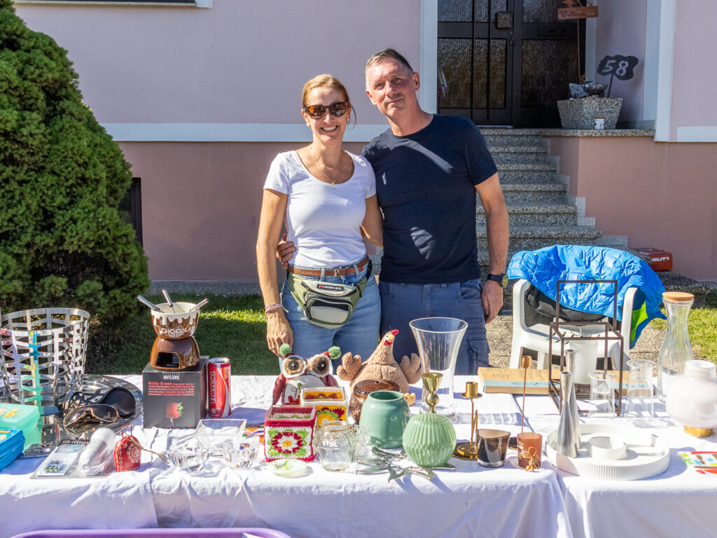 Einmal jährlich ist der Flohmarkt in Maustrenk. Eine Initiative der FFW Maustrenk. Erwin Löffler, Franz Kranz, Karl Aumann, alles Flohmarkt. Weinviertel.