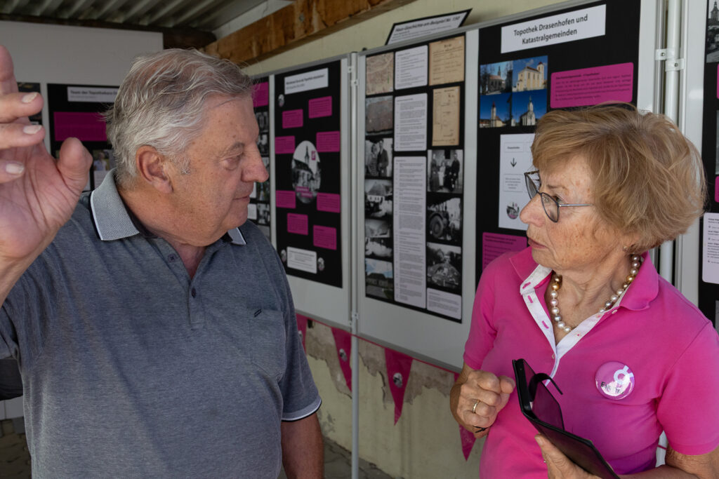 Die Topothek Drasenhofen ist eröffnet. Andrea Calvin ist Teamleiterin der Topothekare.