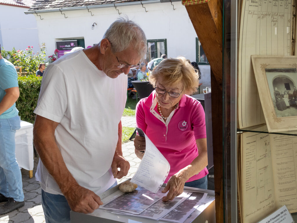 Die Topothek Drasenhofen ist eröffnet. Andrea Calvin ist Teamleiterin der Topothekare.