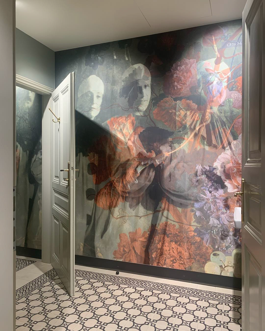 ©Marion Osmann, Regina Courtier
Marion Osmann ist Fotokünstlerin, Gestalterin, Designerin, Steirerin, Visionären und Besitzerin von Schloss Haggenberg im Weinviertel.