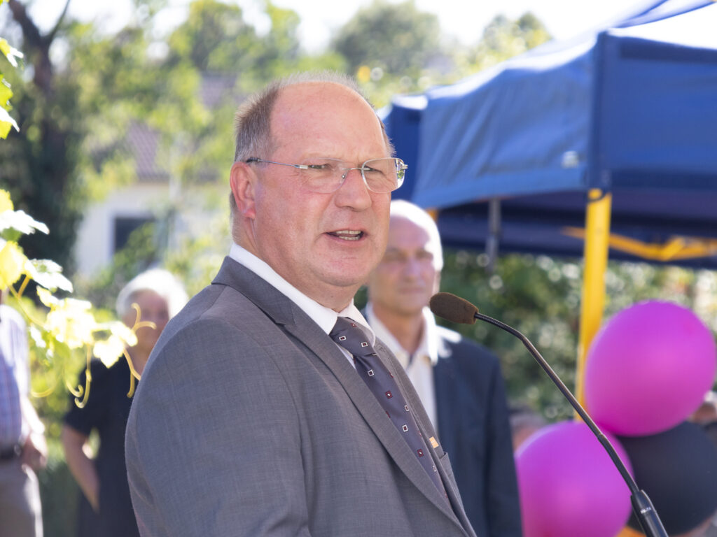 Die Topothek Drasenhofen ist eröffnet. Andrea Calvin ist Teamleiterin der Topothekare.