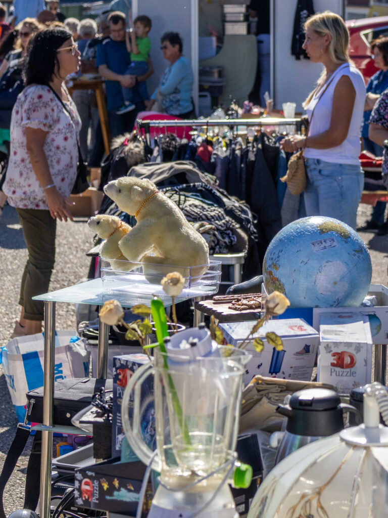 Einmal jährlich ist der Flohmarkt in Maustrenk. Eine Initiative der FFW Maustrenk. Erwin Löffler, Franz Kranz, Karl Aumann, alles Flohmarkt. Weinviertel.