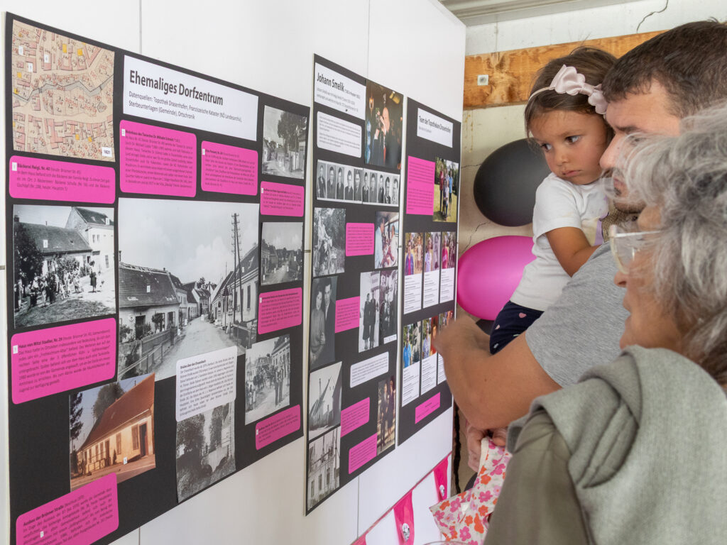 Die Topothek Drasenhofen ist eröffnet. Andrea Calvin ist Teamleiterin der Topothekare.
