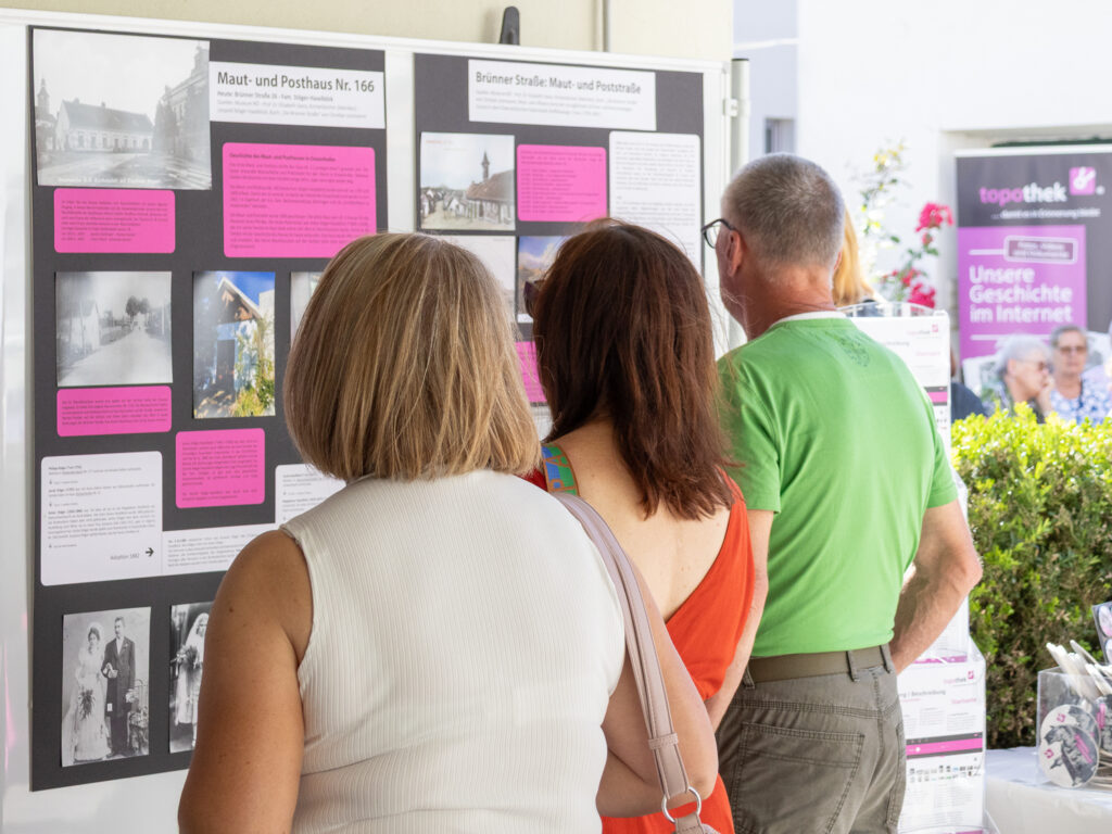 Die Topothek Drasenhofen ist eröffnet. Andrea Calvin ist Teamleiterin der Topothekare.