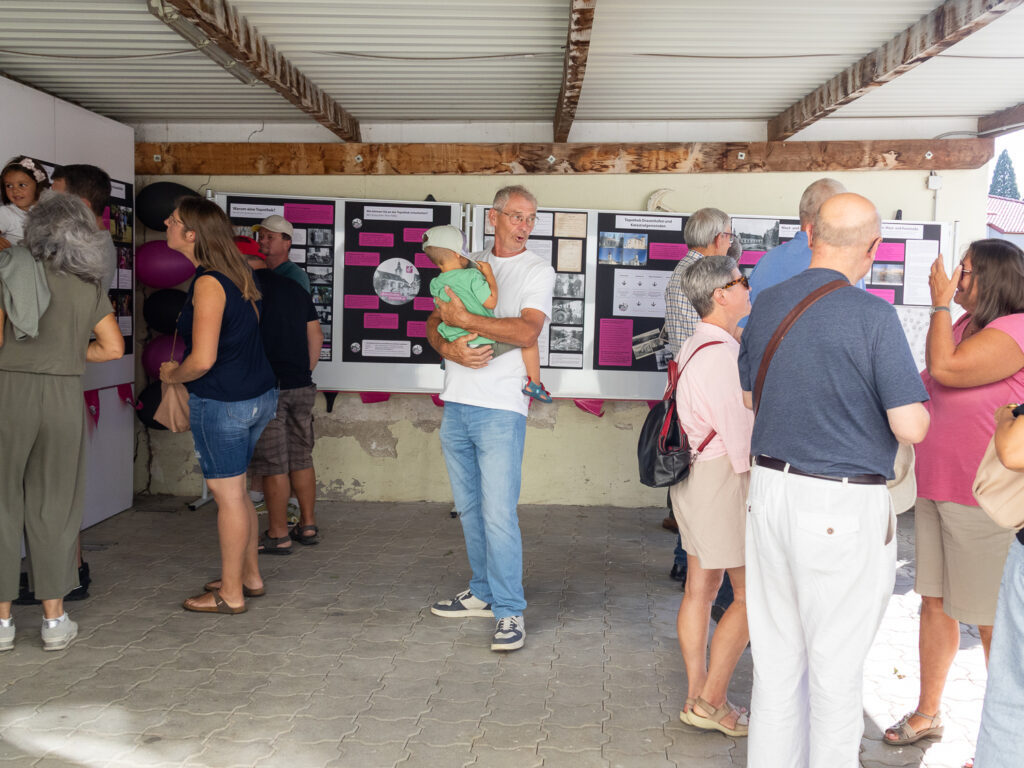 Die Topothek Drasenhofen ist eröffnet. Andrea Calvin ist Teamleiterin der Topothekare.