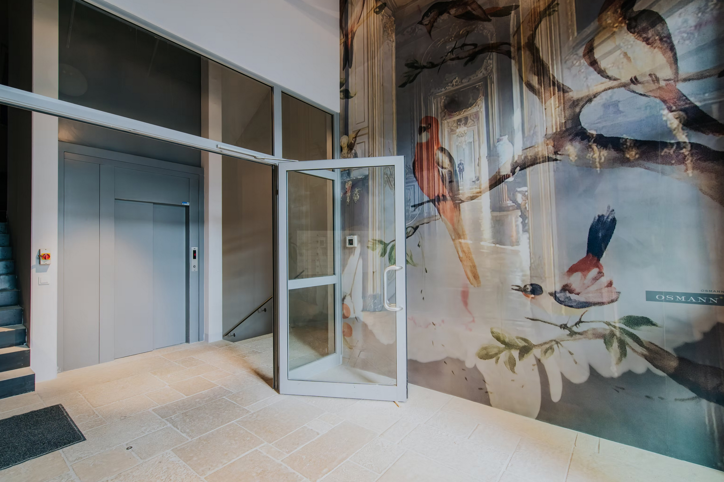 ©Marion Osmann, Regina Courtier
Marion Osmann ist Fotokünstlerin, Gestalterin, Designerin, Steirerin, Visionären und Besitzerin von Schloss Haggenberg im Weinviertel.