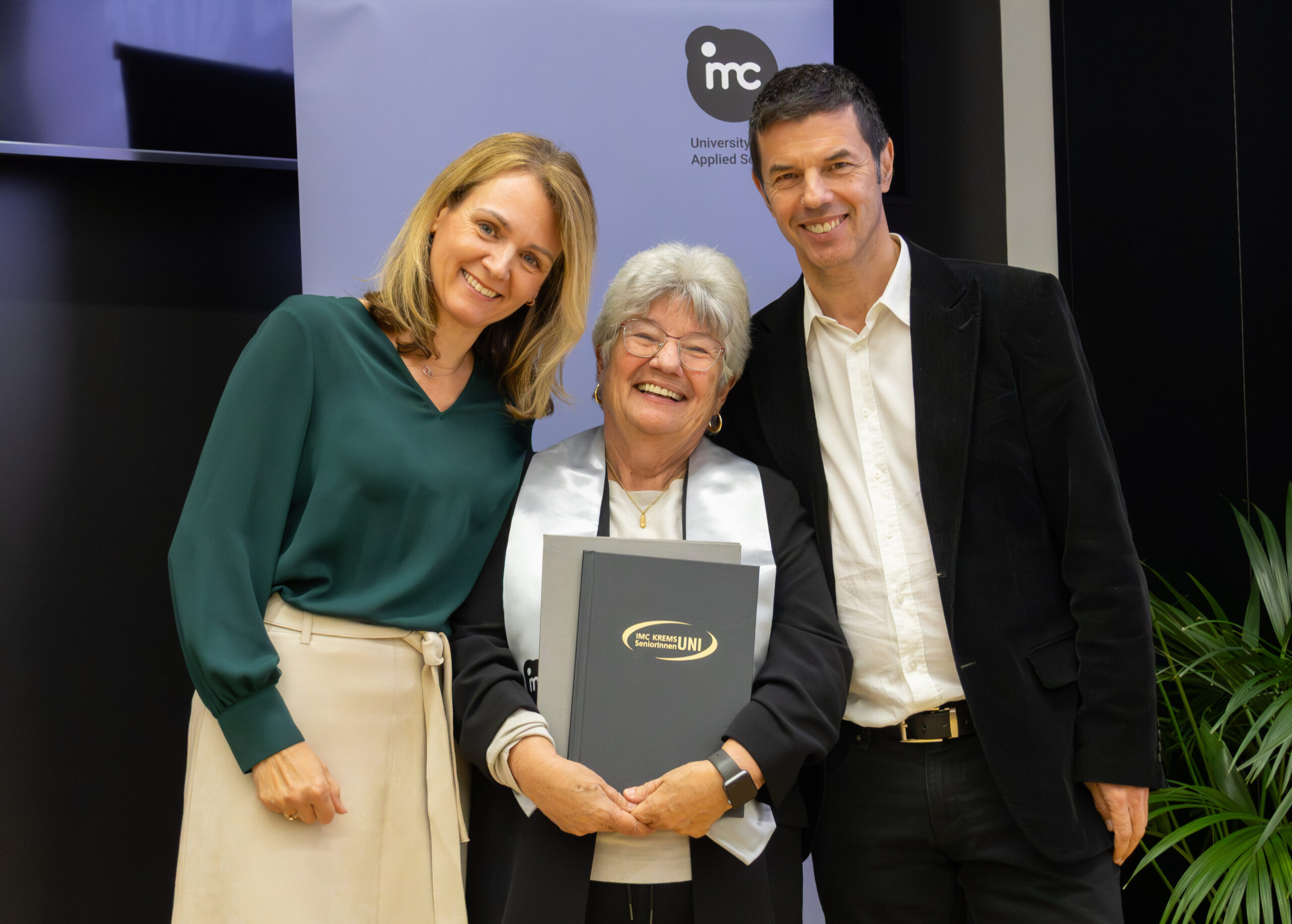 Gerda Zipfelmayer. Sponsion der 81-jährigen Kräuterexpertin aus Stockerau an der IMC SeniorenUni in Krems. Sie ist damit die älteste Absolventin dieses Lehrganges.