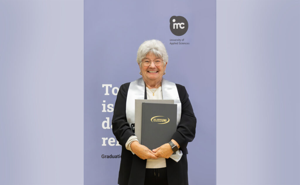 Gerda Zipfelmayer. Sponsion der 81-jährigen Kräuterexpertin aus Stockerau an der IMC SeniorenUni in Krems. Sie ist damit die älteste Absolventin dieses Lehrganges.