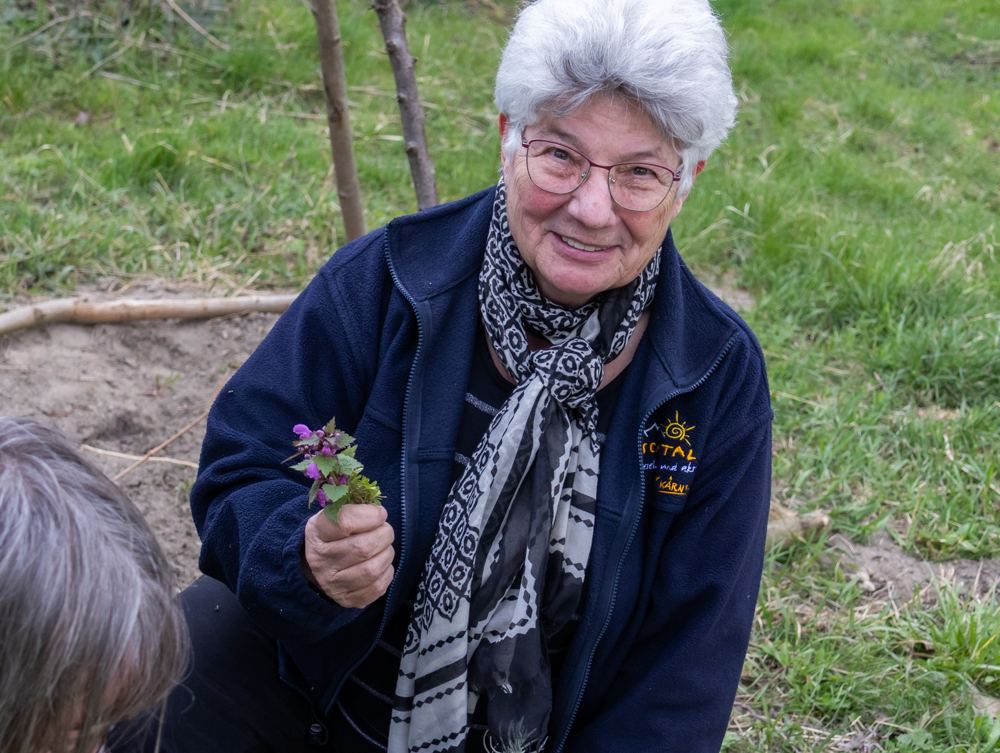 Gerda Zipfelmayer. Sponsion der 81-jährigen Kräuterexpertin aus Stockerau an der IMC SeniorenUni in Krems. Sie ist damit die älteste Absolventin dieses Lehrganges.