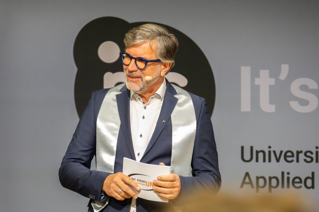 Gerda Zipfelmayer. Sponsion der 81-jährigen Kräuterexpertin aus Stockerau an der IMC SeniorenUni in Krems. Sie ist damit die älteste Absolventin dieses Lehrganges.