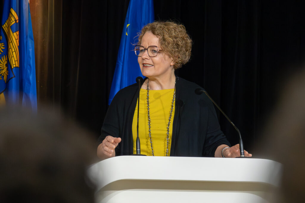 Gerda Zipfelmayer. Sponsion der 81-jährigen Kräuterexpertin aus Stockerau an der IMC SeniorenUni in Krems. Sie ist damit die älteste Absolventin dieses Lehrganges.