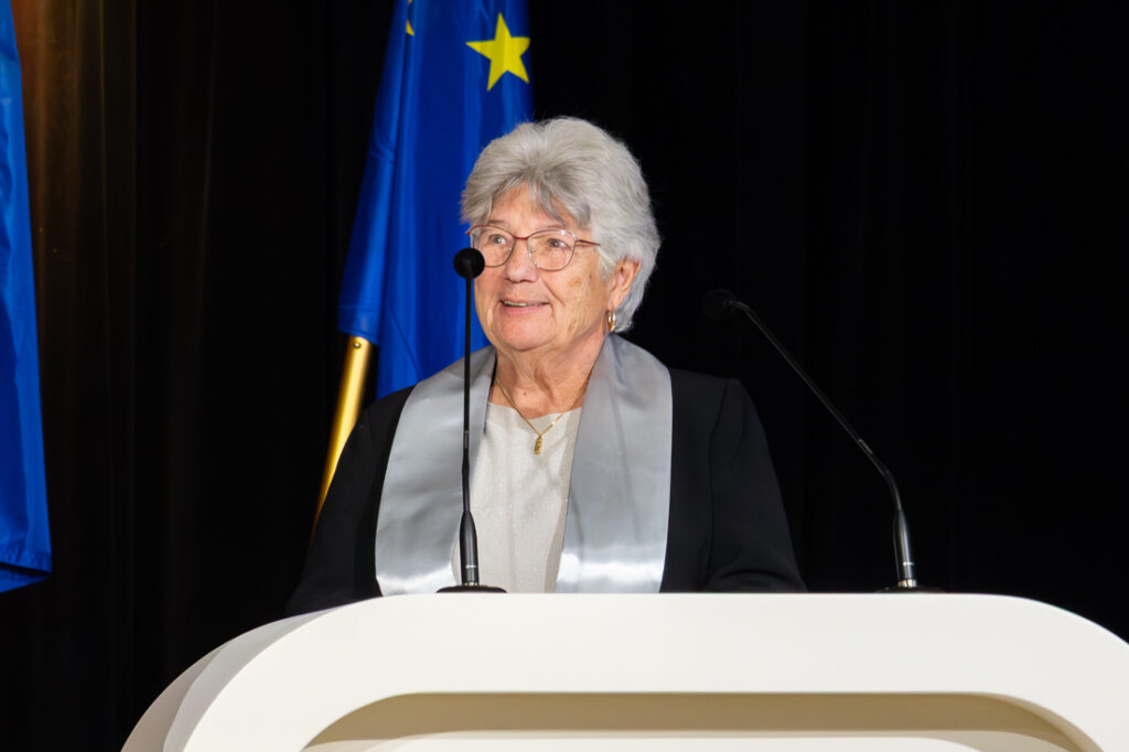 Gerda Zipfelmayer. Sponsion der 81-jährigen Kräuterexpertin aus Stockerau an der IMC SeniorenUni in Krems. Sie ist damit die älteste Absolventin dieses Lehrganges.