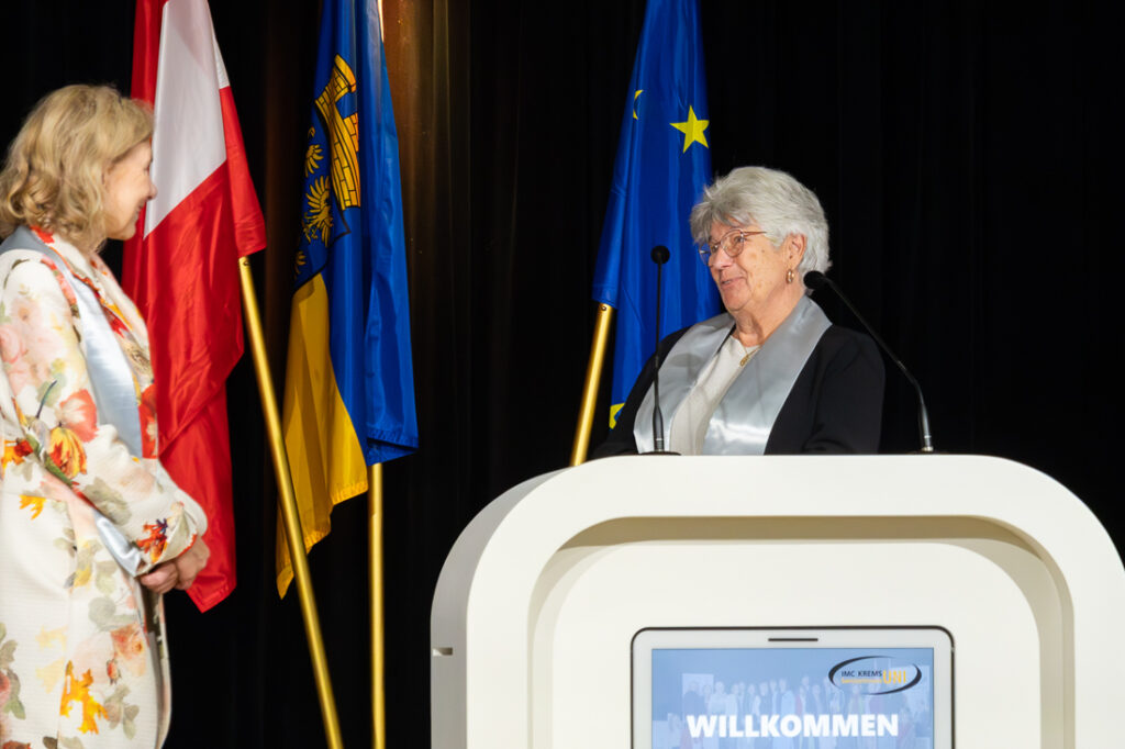 Gerda Zipfelmayer. Sponsion der 81-jährigen Kräuterexpertin aus Stockerau an der IMC SeniorenUni in Krems. Sie ist damit die älteste Absolventin dieses Lehrganges.