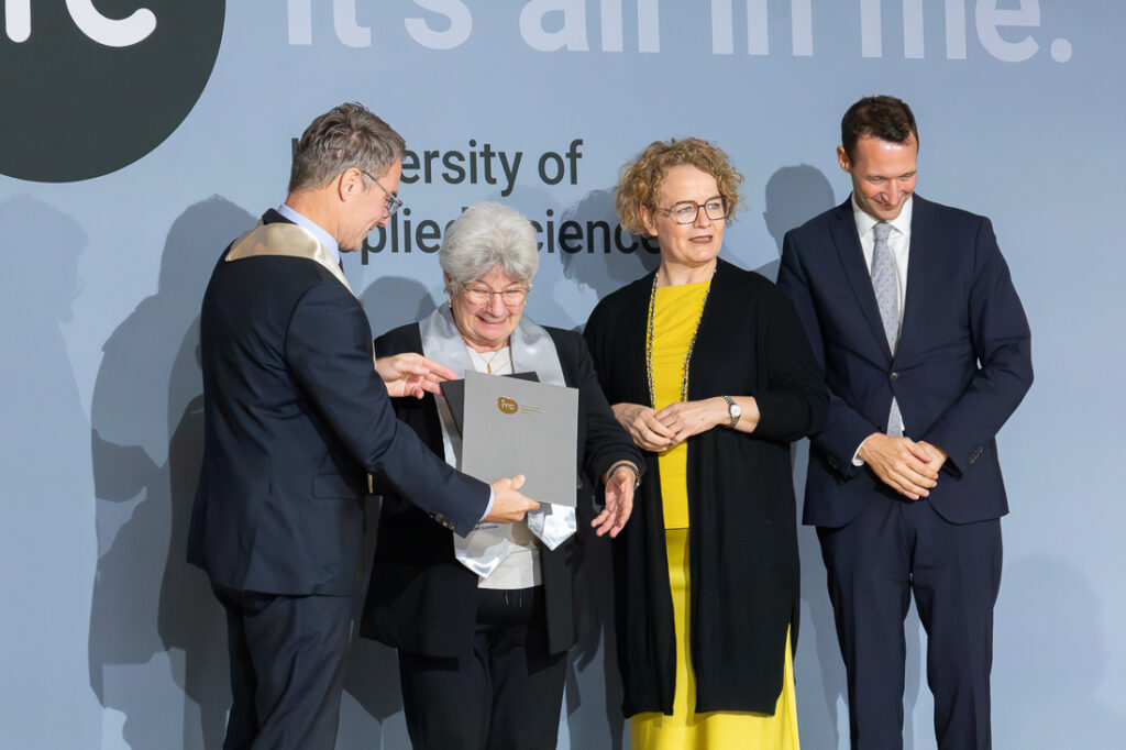 Gerda Zipfelmayer. Sponsion der 81-jährigen Kräuterexpertin aus Stockerau an der IMC SeniorenUni in Krems. Sie ist damit die älteste Absolventin dieses Lehrganges.