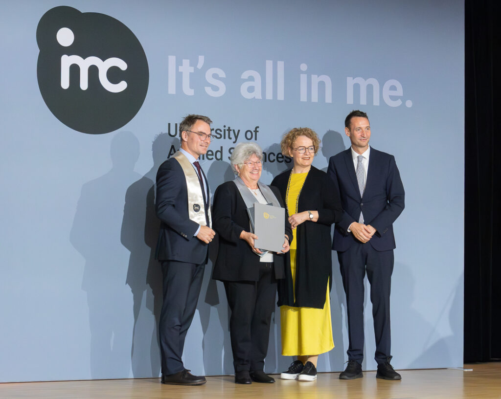 Gerda Zipfelmayer. Sponsion der 81-jährigen Kräuterexpertin aus Stockerau an der IMC SeniorenUni in Krems. Sie ist damit die älteste Absolventin dieses Lehrganges.