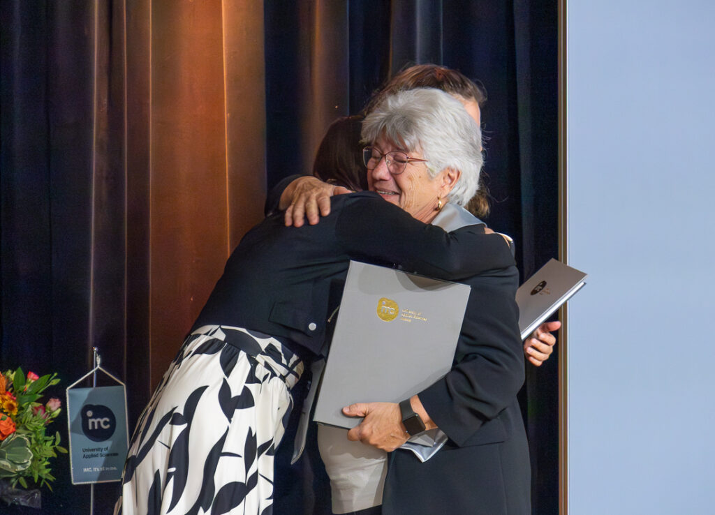 Gerda Zipfelmayer. Sponsion der 81-jährigen Kräuterexpertin aus Stockerau an der IMC SeniorenUni in Krems. Sie ist damit die älteste Absolventin dieses Lehrganges.