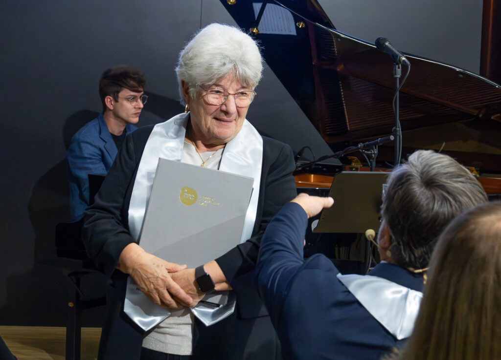 Gerda Zipfelmayer. Sponsion der 81-jährigen Kräuterexpertin aus Stockerau an der IMC SeniorenUni in Krems. Sie ist damit die älteste Absolventin dieses Lehrganges.
