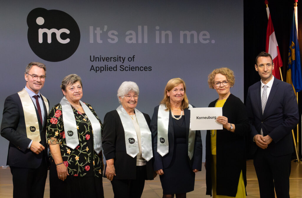 Gerda Zipfelmayer. Sponsion der 81-jährigen Kräuterexpertin aus Stockerau an der IMC SeniorenUni in Krems. Sie ist damit die älteste Absolventin dieses Lehrganges.