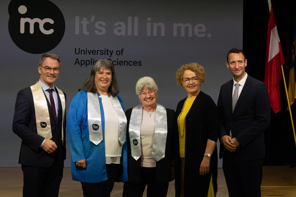 Gerda Zipfelmayer. Sponsion der 81-jährigen Kräuterexpertin aus Stockerau an der IMC SeniorenUni in Krems. Sie ist damit die älteste Absolventin dieses Lehrganges.