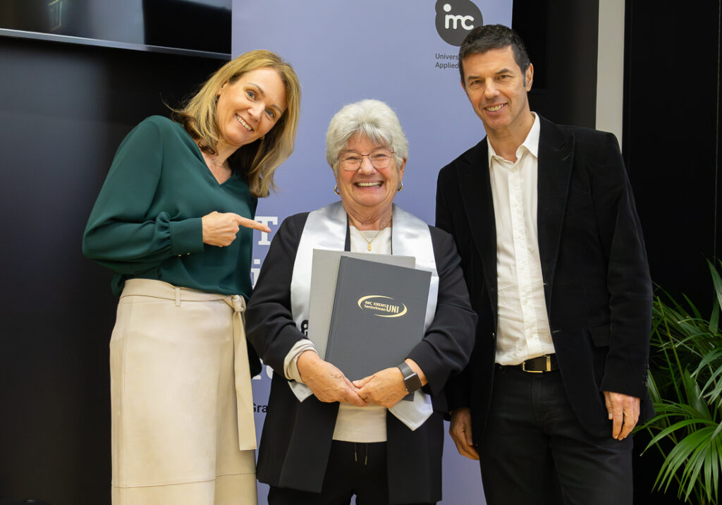 Gerda Zipfelmayer. Sponsion der 81-jährigen Kräuterexpertin aus Stockerau an der IMC SeniorenUni in Krems. Sie ist damit die älteste Absolventin dieses Lehrganges.