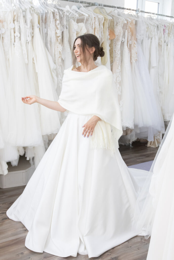 Winterhochzeit bei Mimitolu. Mimitolu in Gänserndorf. Heiraten im Winter. Gänserndorf. Michaela Steinzer. Ballsaison. Ballkleider. Hochzeitskleider. Weinviertel-Remasuri.