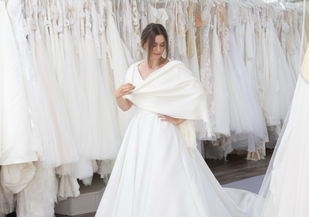 Winterhochzeit bei Mimitolu. Mimitolu in Gänserndorf. Heiraten im Winter. Gänserndorf. Michaela Steinzer. Ballsaison. Ballkleider. Hochzeitskleider. Weinviertel-Remasuri.