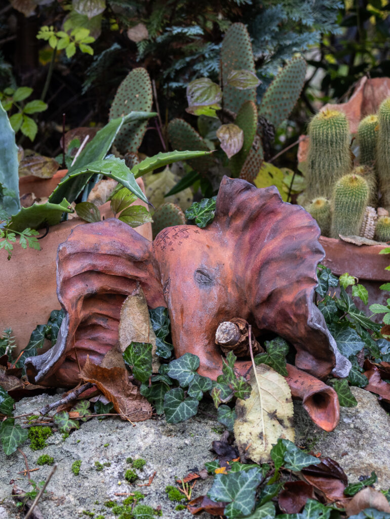 Margit Stuckart aus Niederleis zeigt feine Tonskulpturen und Keramiken aus der Welt des Lebens, des Märchens und ihrer Fantasie. Kunst.