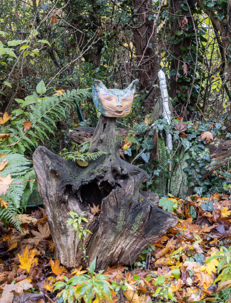 Margit Stuckart aus Niederleis zeigt feine Tonskulpturen und Keramiken aus der Welt des Lebens, des Märchens und ihrer Fantasie. Kunst.