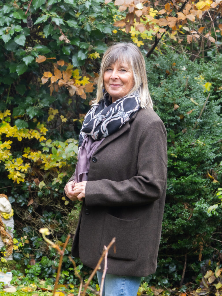 Margit Stuckart aus Niederleis zeigt feine Tonskulpturen und Keramiken aus der Welt des Lebens, des Märchens und ihrer Fantasie. Kunst.