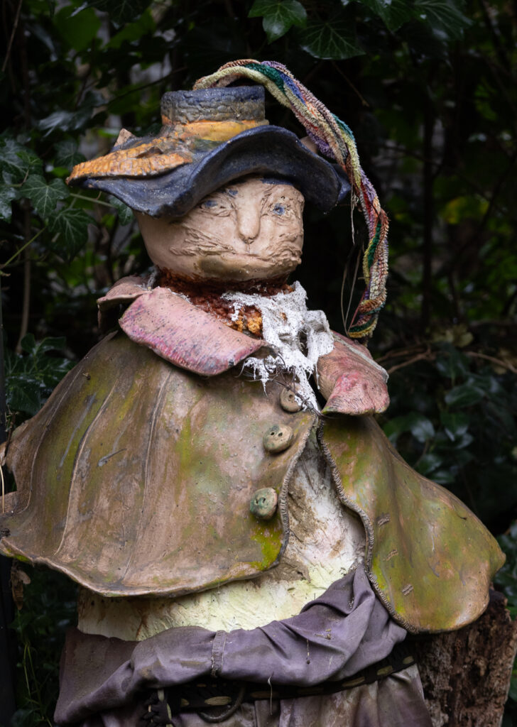 Margit Stuckart aus Niederleis zeigt feine Tonskulpturen und Keramiken aus der Welt des Lebens, des Märchens und ihrer Fantasie. Kunst.