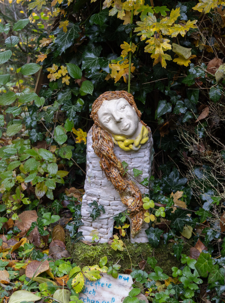 Margit Stuckart aus Niederleis zeigt feine Tonskulpturen und Keramiken aus der Welt des Lebens, des Märchens und ihrer Fantasie. Kunst.