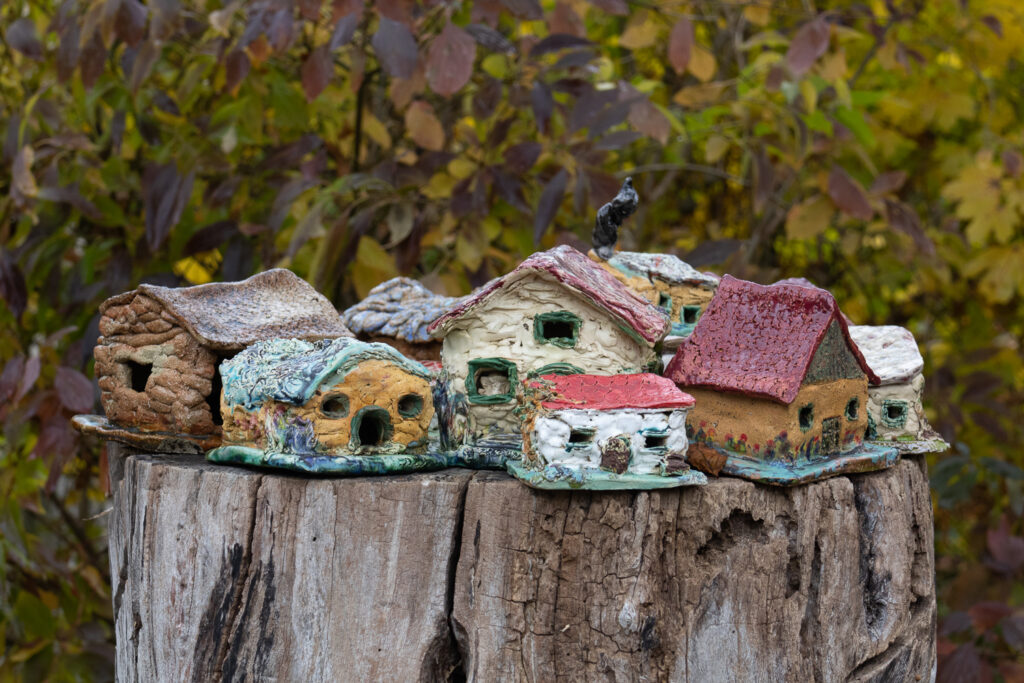 Margit Stuckart aus Niederleis zeigt feine Tonskulpturen und Keramiken aus der Welt des Lebens, des Märchens und ihrer Fantasie. Kunst.