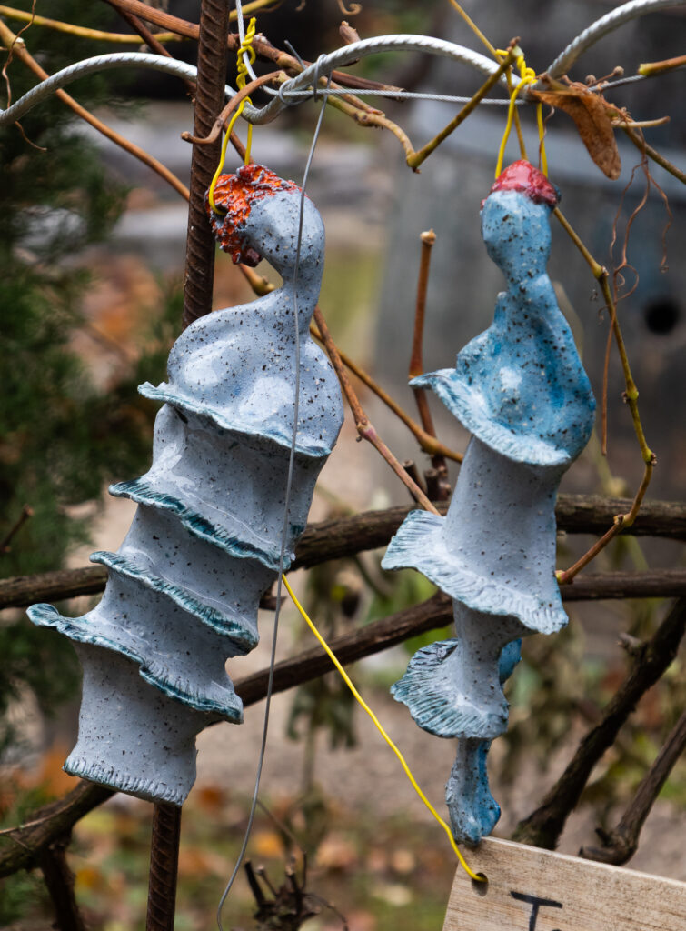 Margit Stuckart aus Niederleis zeigt feine Tonskulpturen und Keramiken aus der Welt des Lebens, des Märchens und ihrer Fantasie. Kunst.