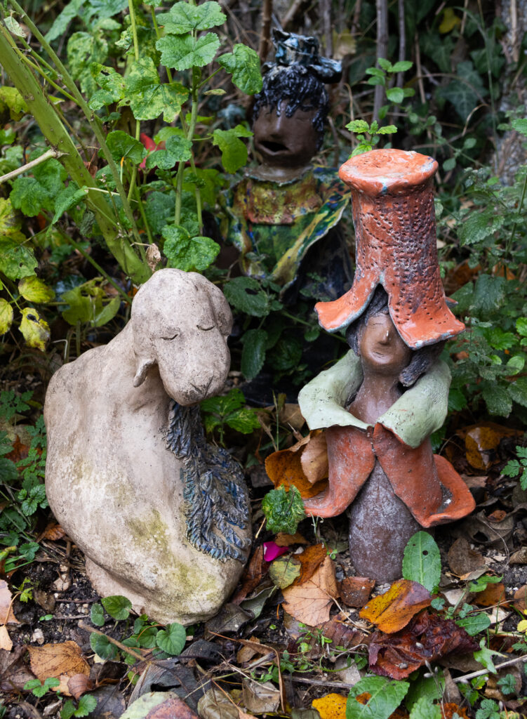 Margit Stuckart aus Niederleis zeigt feine Tonskulpturen und Keramiken aus der Welt des Lebens, des Märchens und ihrer Fantasie. Kunst.