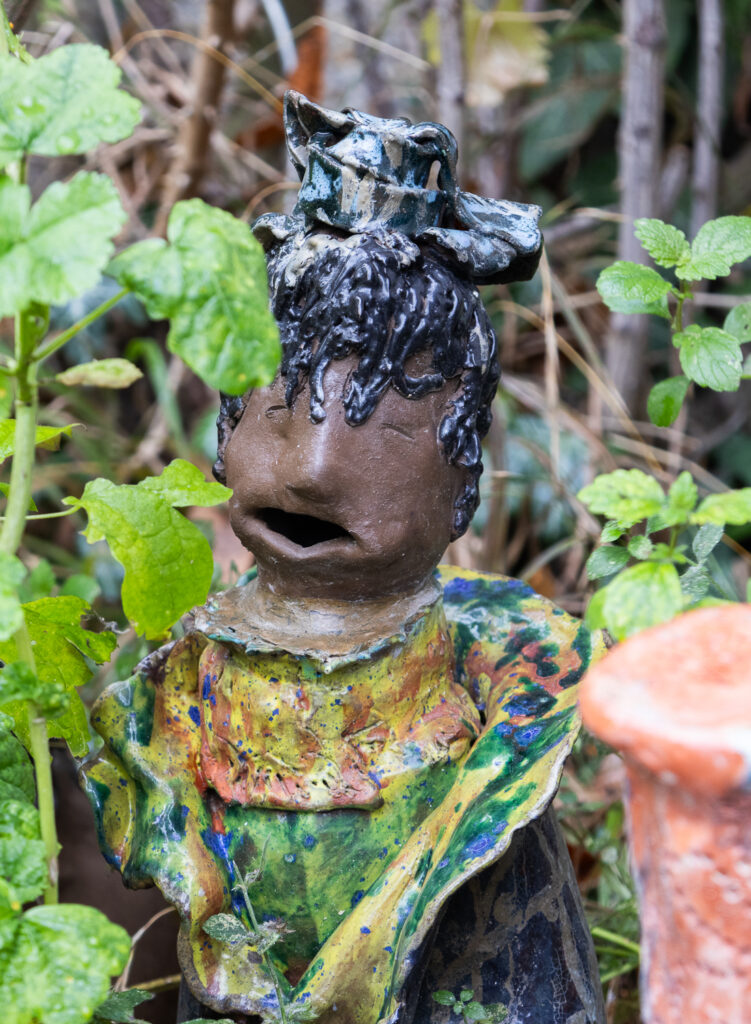 Margit Stuckart aus Niederleis zeigt feine Tonskulpturen und Keramiken aus der Welt des Lebens, des Märchens und ihrer Fantasie. Kunst.