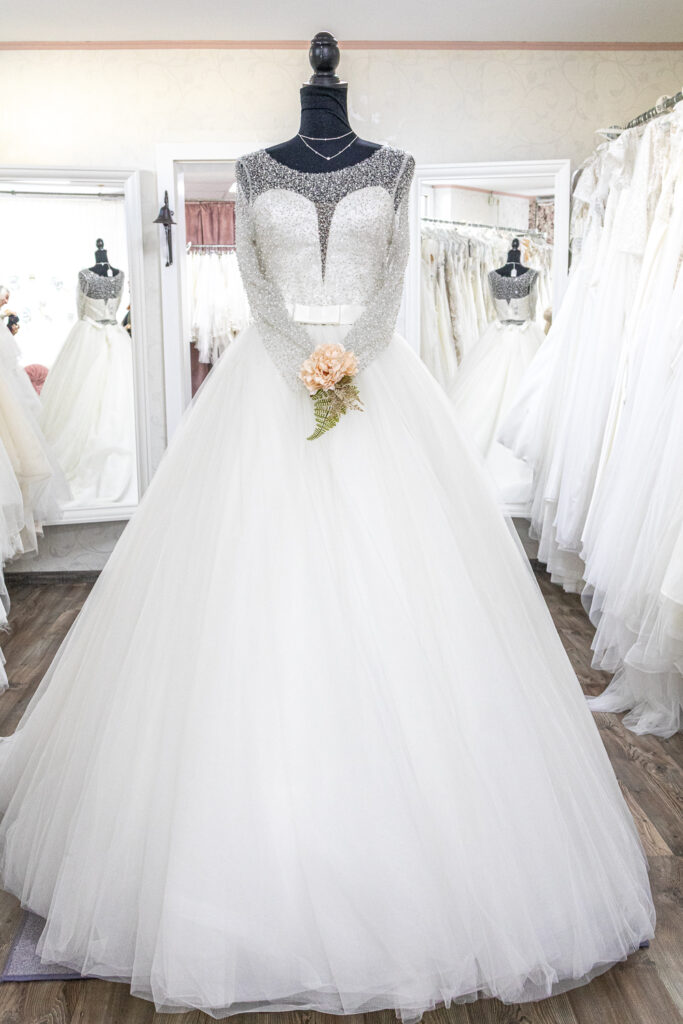 Winterhochzeit bei Mimitolu. Mimitolu in Gänserndorf. Heiraten im Winter. Gänserndorf. Michaela Steinzer. Ballsaison. Ballkleider. Hochzeitskleider. Weinviertel-Remasuri.