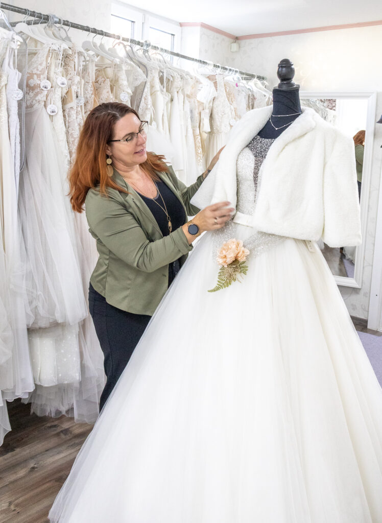 Winterhochzeit bei Mimitolu. Mimitolu in Gänserndorf. Heiraten im Winter. Gänserndorf. Michaela Steinzer. Ballsaison. Ballkleider. Hochzeitskleider. Weinviertel-Remasuri.