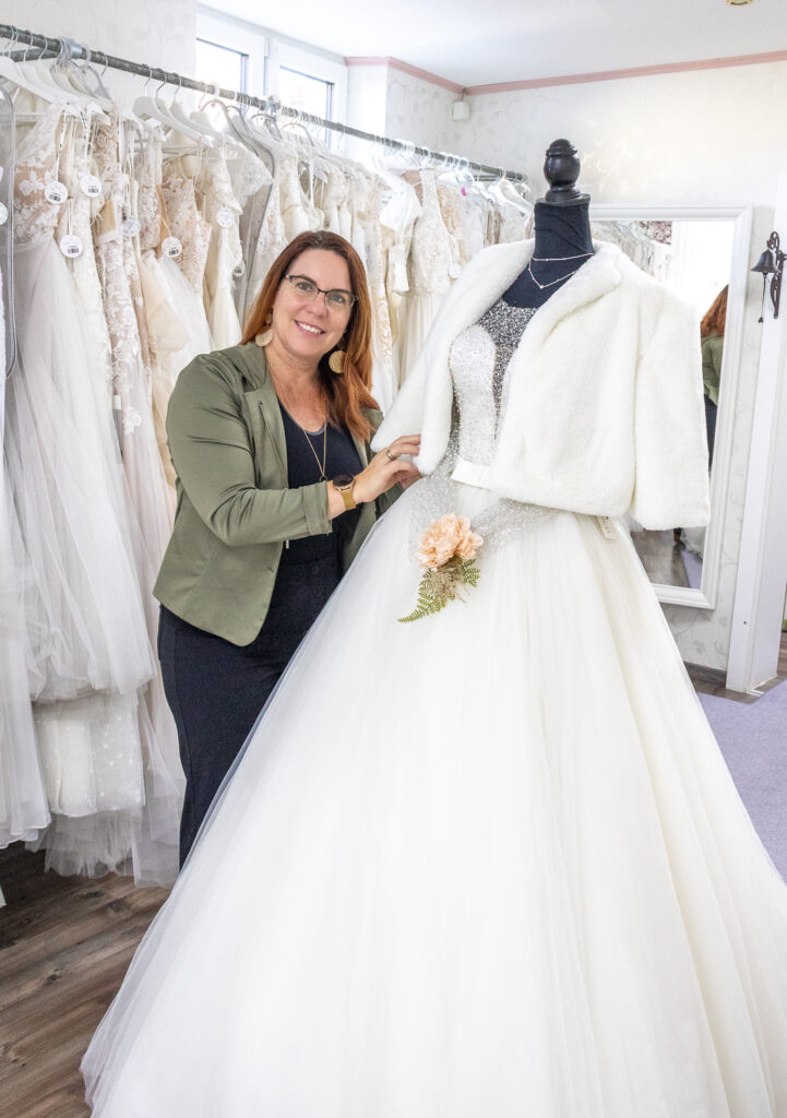 Winterhochzeit bei Mimitolu. Mimitolu in Gänserndorf. Heiraten im Winter. Gänserndorf. Michaela Steinzer. Ballsaison. Ballkleider. Hochzeitskleider. Weinviertel-Remasuri.