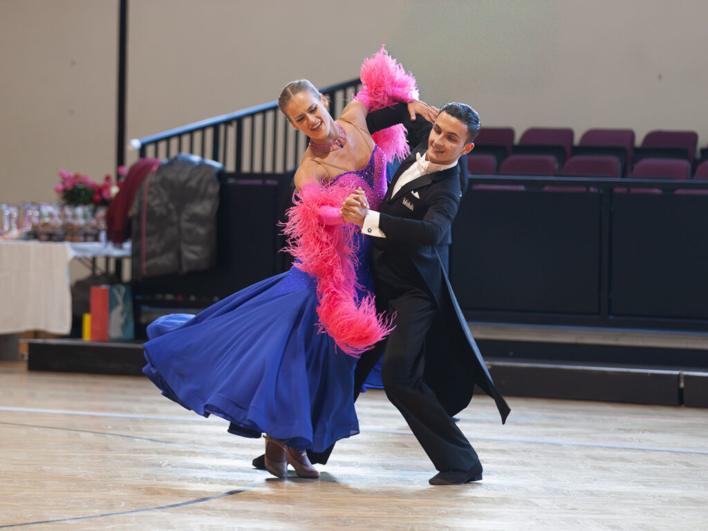 Turniertanzsport. Wiener Vize-Landesmeister Kombination. Alexander Lauda und Anastasiia Deineha. Wiener Vize-Meister Kombination. Dominik Lauda und Lea Samer. Pillichsdorf bekommt Silber. Weinviertel-Remasuri. Lauda-Zwillinge.