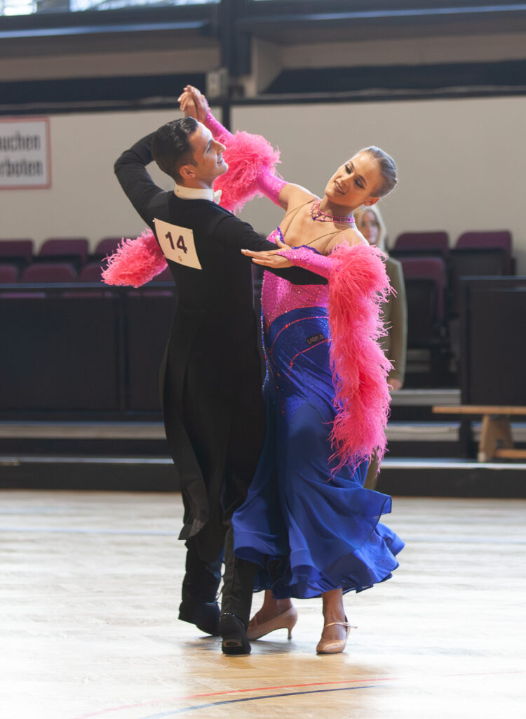 Turniertanzsport. Wiener Vize-Landesmeister Kombination. Alexander Lauda und Anastasiia Deineha. Wiener Vize-Meister Kombination. Dominik Lauda und Lea Samer. Pillichsdorf bekommt Silber. Weinviertel-Remasuri. Lauda-Zwillinge.