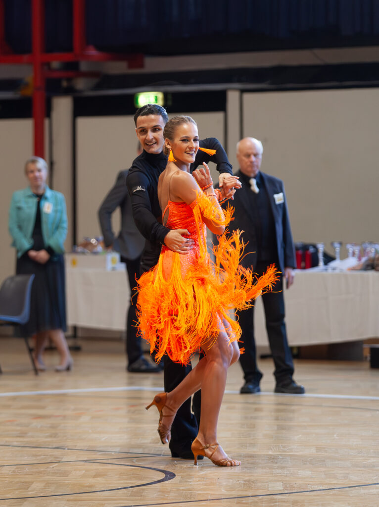 Turniertanzsport. Wiener Vize-Landesmeister Kombination. Alexander Lauda und Anastasiia Deineha. Wiener Vize-Meister Kombination. Dominik Lauda und Lea Samer. Pillichsdorf bekommt Silber. Weinviertel-Remasuri. Lauda-Zwillinge.