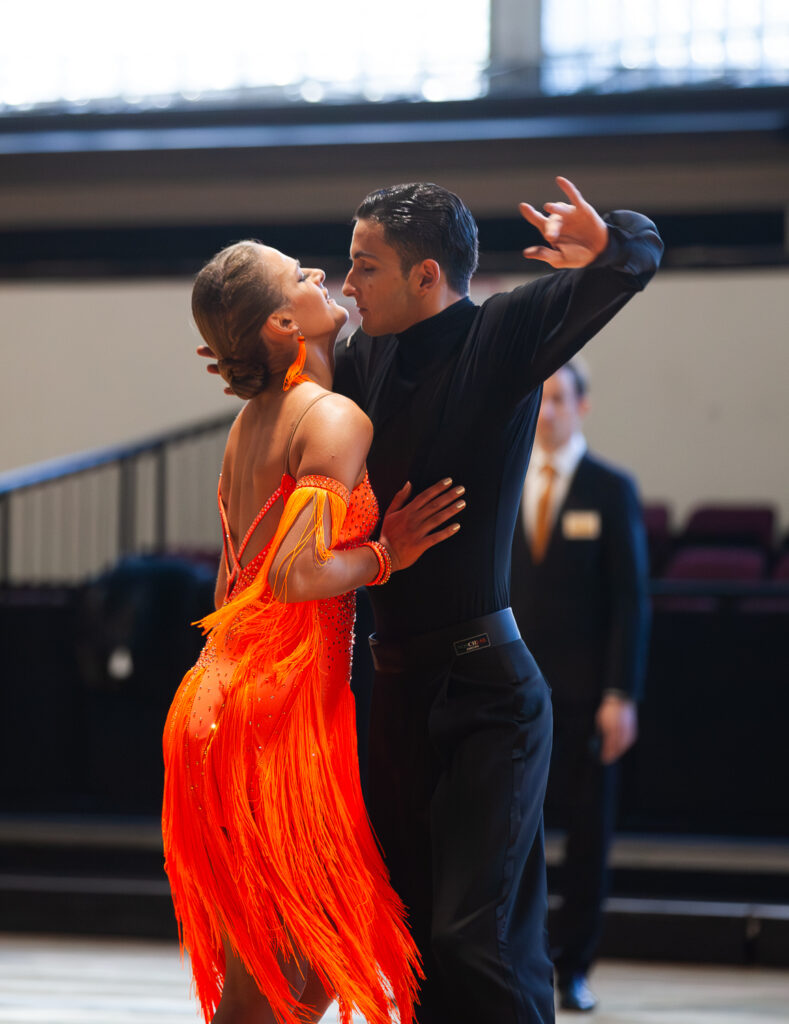 Turniertanzsport. Wiener Vize-Landesmeister Kombination. Alexander Lauda und Anastasiia Deineha. Wiener Vize-Meister Kombination. Dominik Lauda und Lea Samer. Pillichsdorf bekommt Silber. Weinviertel-Remasuri. Lauda-Zwillinge.