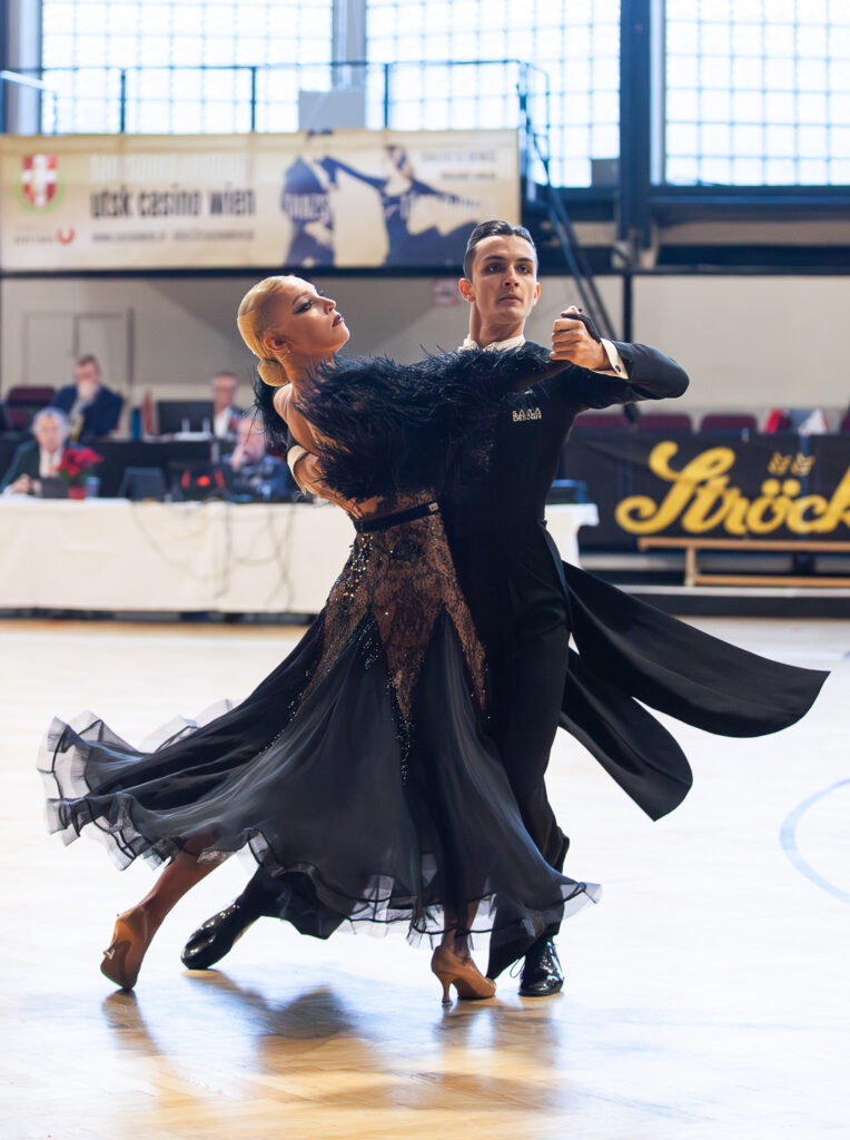 Turniertanzsport. Wiener Vize-Landesmeister Kombination. Alexander Lauda und Anastasiia Deineha. Wiener Vize-Meister Kombination. Dominik Lauda und Lea Samer. Pillichsdorf bekommt Silber. Weinviertel-Remasuri. Lauda-Zwillinge.