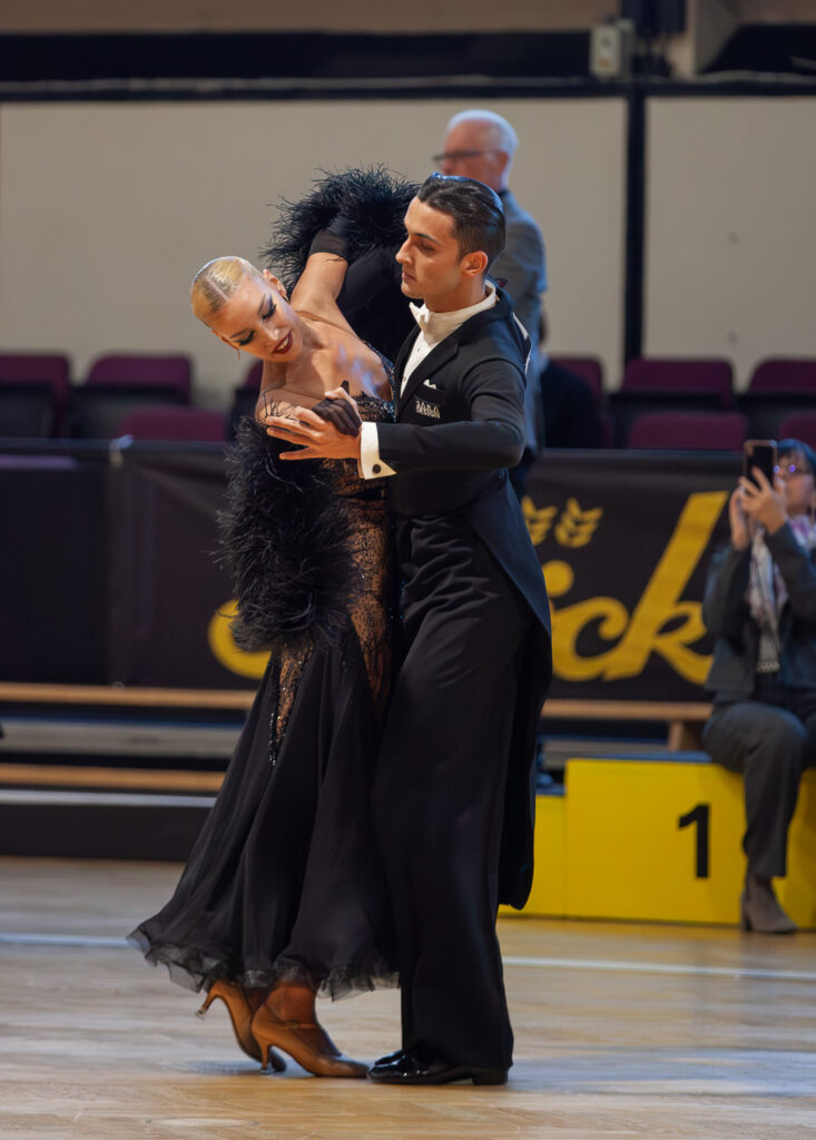 Turniertanzsport. Wiener Vize-Landesmeister Kombination. Alexander Lauda und Anastasiia Deineha. Wiener Vize-Meister Kombination. Dominik Lauda und Lea Samer. Pillichsdorf bekommt Silber. Weinviertel-Remasuri. Lauda-Zwillinge.