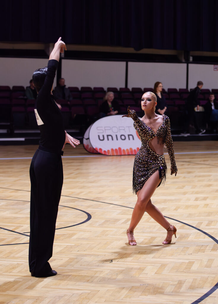 Turniertanzsport. Wiener Vize-Landesmeister Kombination. Alexander Lauda und Anastasiia Deineha. Wiener Vize-Meister Kombination. Dominik Lauda und Lea Samer. Pillichsdorf bekommt Silber. Weinviertel-Remasuri. Lauda-Zwillinge.
