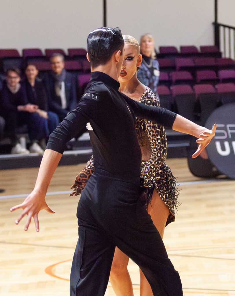 Turniertanzsport. Wiener Vize-Landesmeister Kombination. Alexander Lauda und Anastasiia Deineha. Wiener Vize-Meister Kombination. Dominik Lauda und Lea Samer. Pillichsdorf bekommt Silber. Weinviertel-Remasuri. Lauda-Zwillinge.