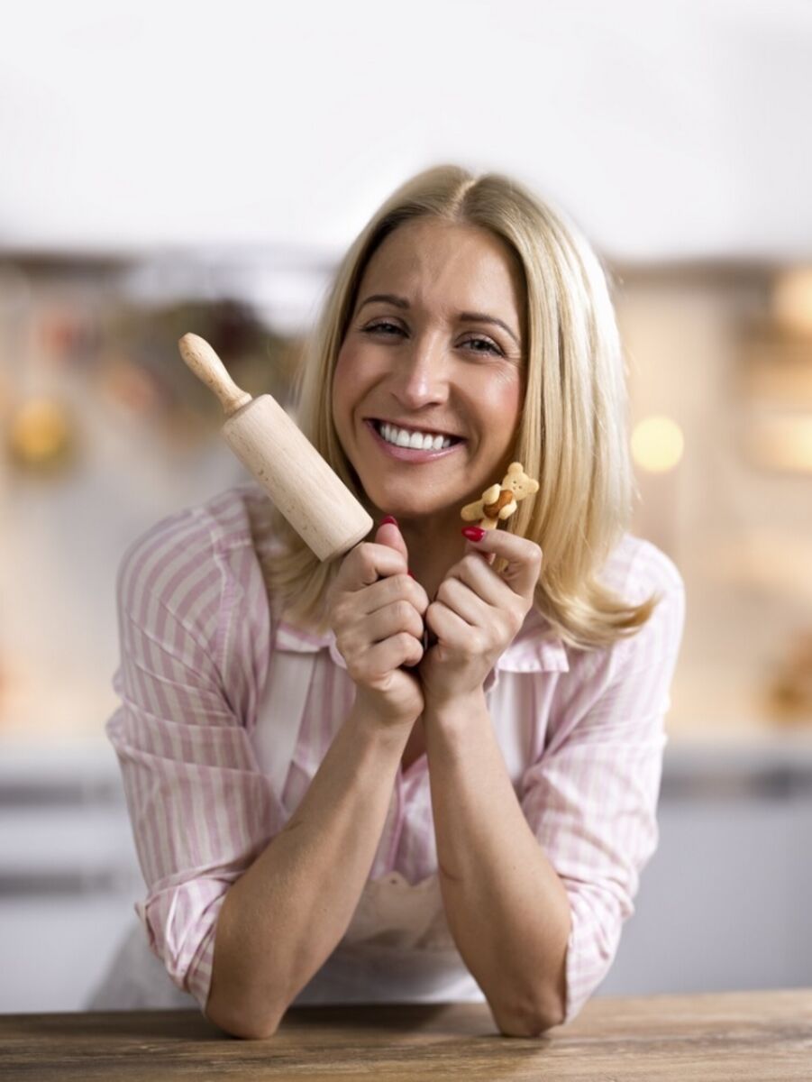 Von „Let’s Dance“ zu „Let’s Bake“ und wieder zurück- süße Weihnachtsgrüße zwischen Tür und "Angel".
Profitänzerin Kathrin Menzinger aus dem Marchfeld schreibt ihr eigenes Kochbuch. © Max Kumptner, © Basti Sevastos, © RTL/S. Gregorowius, © Kathrin Menzinger, © Annalena_jcs
